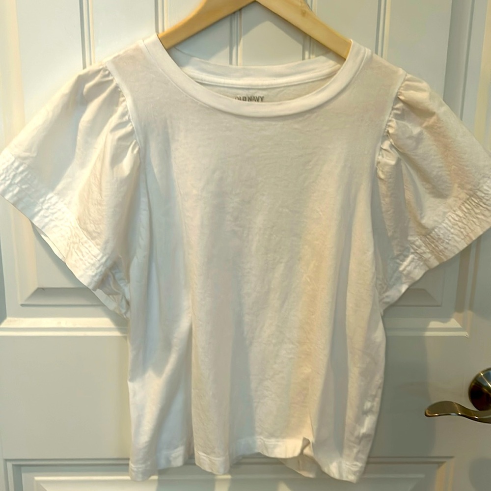 Old Navy white t shirt with cute sleeves. Size small